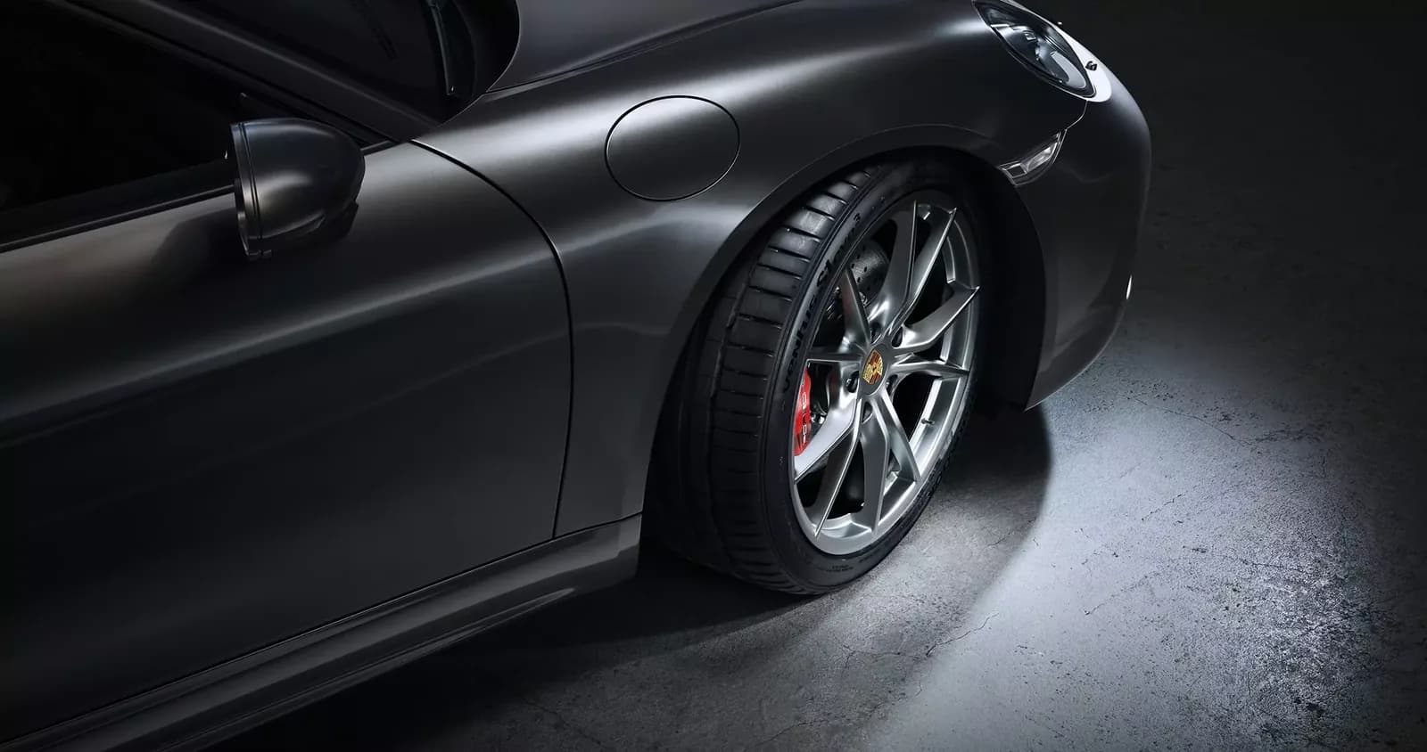 Pneu Hankook de alto desempenho instalado em veículo